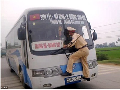 Cảnh sát Việt Nam lên báo nước ngoài