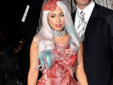 'Váy thịt sống' của Lady Gaga là Tuyên ngôn thời trang 2010