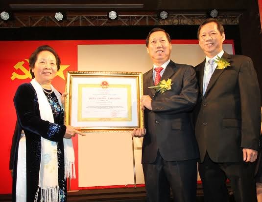 Phó Chủ tịch nước Nguyễn Thị Doan trao Huân chương Lao động Hạng nhì cho Cty CP Kinh Đô.