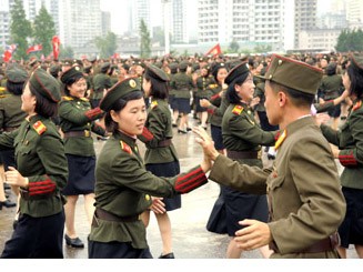 Quân đội Triều Tiên nhảy múa mừng Nguyên soái Kim Jong Un
