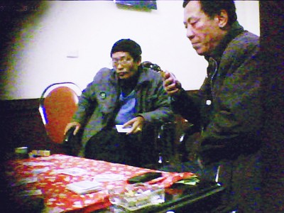 Ông Nguyễn Thường Phi (phải) trên chiếu bạc tại gia Ảnh lấy từ video clip của PV