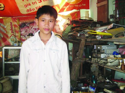 Dương Văn Ngọc tại tiệm sửa đồ điện