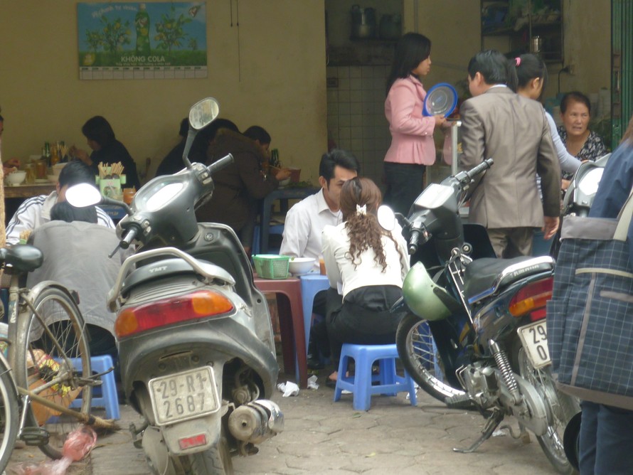 Dân văn phòng đang "tràn" vào quán hủ tiếu trên phố Nguyễn Gia Thiều