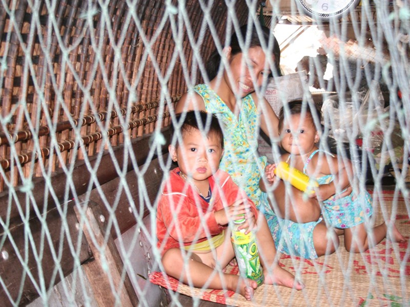 Mang con theo trên những chuyến ra khơi, những đứa trẻ được bảo vệ bằng những mảnh lưới tạm bợ. Ảnh: Nguyễn Huy