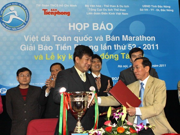 Đại diện báo Tiền Phong và nhà tài trợ Vinacomin trong lễ kí kết hợp đồng tài trợ