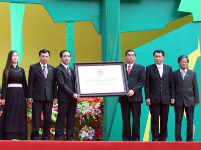 Đồng chí Lê Hồng Anh, Ủy viên Bộ Chính trị, Thường trực Ban Bí thư, dự và trao bằng xếp hạng Di tích Quốc gia đặc biệt Tân Trào cho tỉnh Tuyên Quang Ảnh: TTXVN