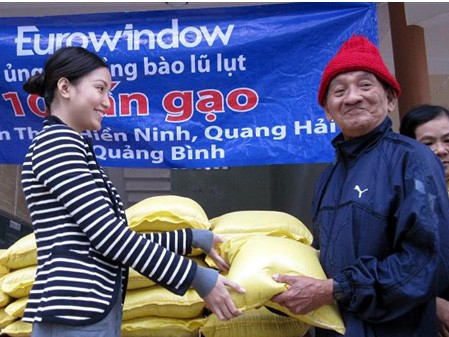 Huỳnh Bích Phương đồng hành cùng Eurowindow ủng hộ đồng bào lũ lụt