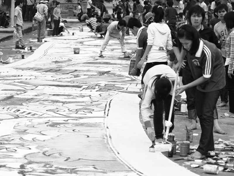 Hơn 100 sinh viên, họa sĩ cùng nhau vẽ bức tranh trên lòng đường dài hơn 50m, rộng gần 3m