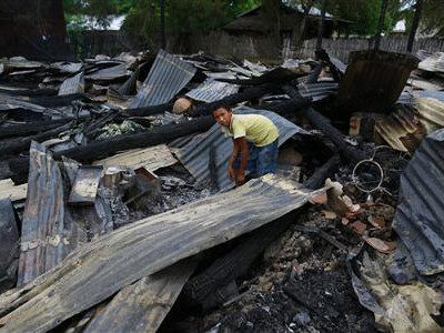 Hiện trường một vụ phóng hỏa đốt nhà do những người theo đạo Phật nhằm vào những người đạo Hồi ở Myanmar hồi tháng 8