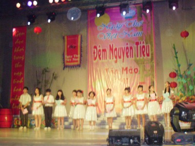 Học sinh đọc thơ tại Ngày Thơ Việt Nam - Đêm Nguyên tiêu 2011