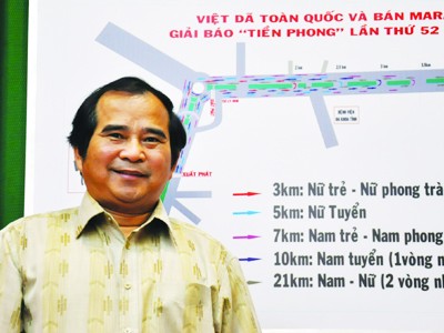Giám đốc Sở VH-TT&DL Đăk Nông Tô Đình Tuấn bên sơ đồ đường đua Ảnh: Thiên Nga