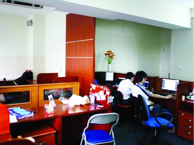 Một căn hộ chung cư được dùng làm văn phòng giao dịch Ảnh: Xuân Phú