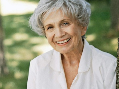 Nữ văn sĩ 82 tuổi giành giải Nobel Văn học