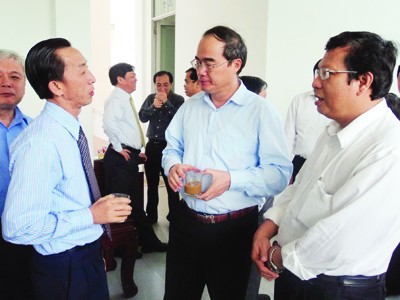 Phó Thủ tướng Nguyễn Thiện Nhân (thứ hai phải qua) trao đổi với các đại biểu dự hội nghị ở TP Cần Thơ ngày 4-12. Ảnh: Sáu Nghệ