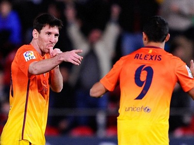 Messi cho Pele 'ngửi khói'