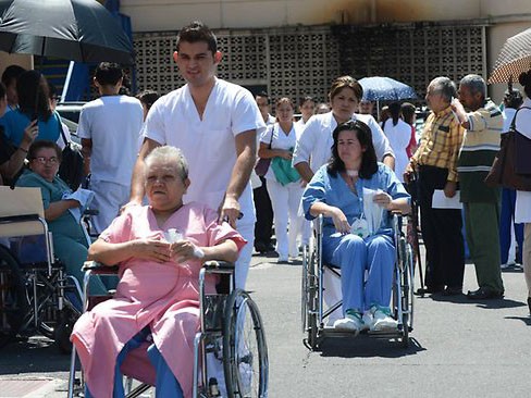 Bệnh nhân ở bệnh viện Calderon Guardia, thủ đô San Jose được sơ tán sau trận động đất