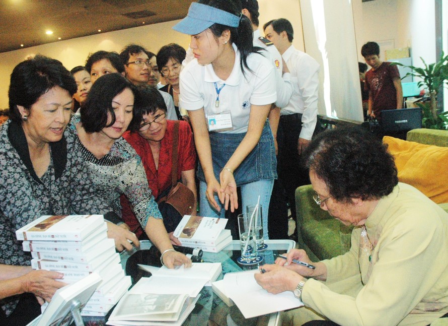 Tác giả Nguyễn Thị Bình ký tặng sách cho độc giả tại TPHCM