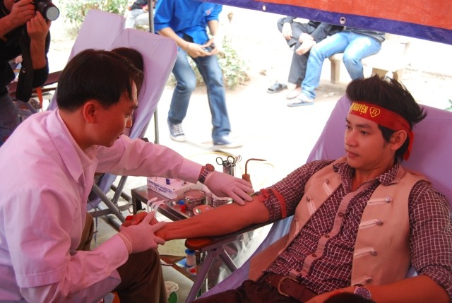 Ca sĩ Duy Khoa hiến máu vì cộng đồng