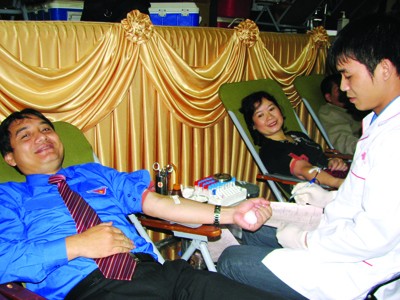 Bí thư T.Ư Đoàn Nguyễn Đắc Vinh hiến máu trong ngày Chủ nhật đỏ (lần 2) năm 2010 Ảnh: Nguyễn Hà