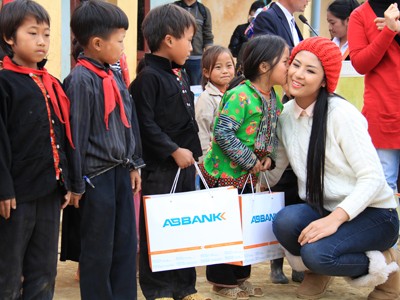 Hoa hậu Ngọc Hân: Mang ấm áp đến với trẻ em miền núi