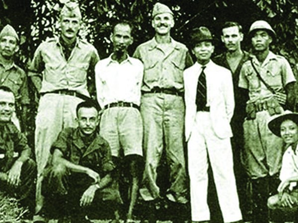 Những hợp tác đầu tiên…(Nhóm Đặc nhiệm “Con Nai” với Bác Hồ và Đại tướng Võ Nguyên Giáp năm 1945 - Nguồn: http://www.cand.com.vn)