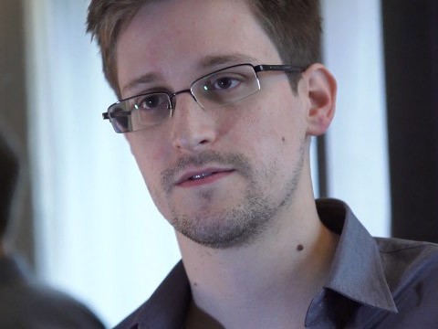 Edward Snowden bị truy nã gắt gao vì tiết lộ thông tin mật của chính phủ Mỹ