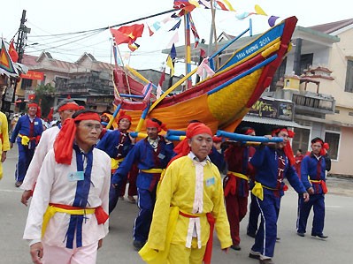 Đông du khách dự lễ hội cầu ngư Thai Dương