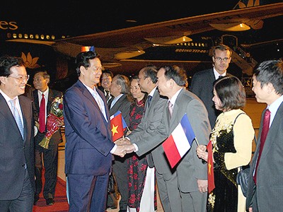 Thủ tướng Nguyễn Tấn Dũng tới Paris
