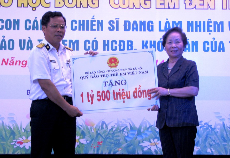 Phó chủ tịch nước Nguyễn Thị Doan trao quỹ 1,5 tỉ đồng hỗ trợ con em cán bộ chiến sĩ bảo vệ biển đảo. Ảnh Nguyễn Huy
