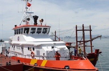 10 giờ trưa 16/7, tàu cá QB 92729 được lai dắt cập bờ Đà Nẵng an toàn. Ảnh:Nguyễn Huy
