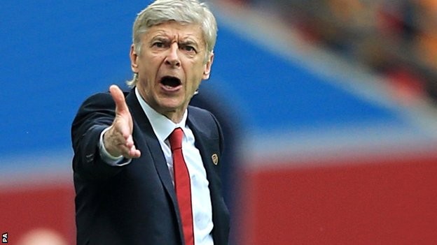 HLV Wenger sẽ ở lại Arsenal thêm ba năm