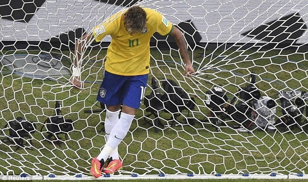 Neymar bay vào lưới, nhưng bóng thì không