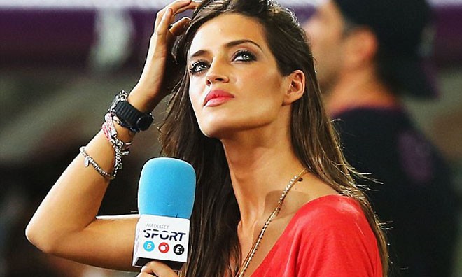 Nữ phóng viên Sara Carbonero, vợ của tuyển thủ Iker Casillas.