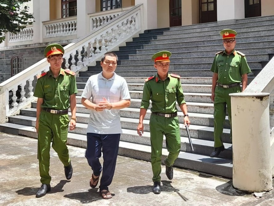 Dẫn giải cựu đại úy công an Nguyễn Minh Bá về trại giam sau phiên tòa. Ảnh: HP.