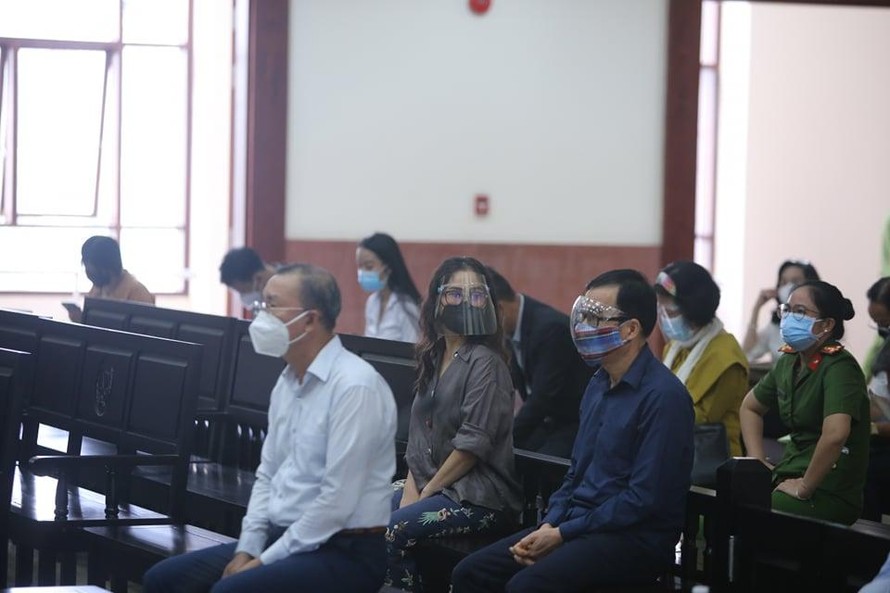 Cựu Giám đốc Cty Hoa Tháng Năm Lê Thị Thanh Thúy (giữa, hàng ghế đầu) tại tòa sáng nay 29/11.