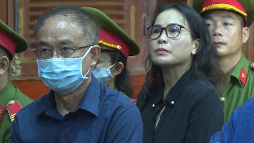 Bị cáo Nguyễn Thài Tài và Lê Thị Thanh Thúy tại tòa.