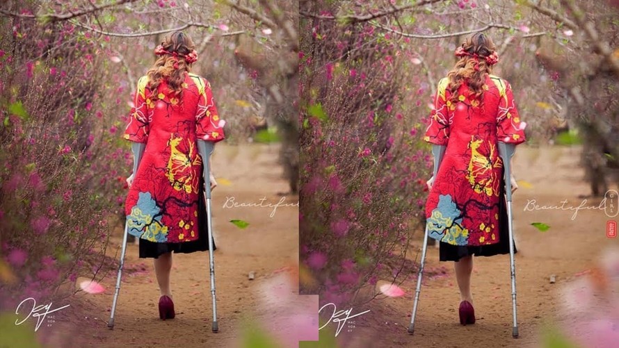 Bức ảnh cô gái khuyết tật giữa rừng hoa xuân khiến dân mạng xúc động