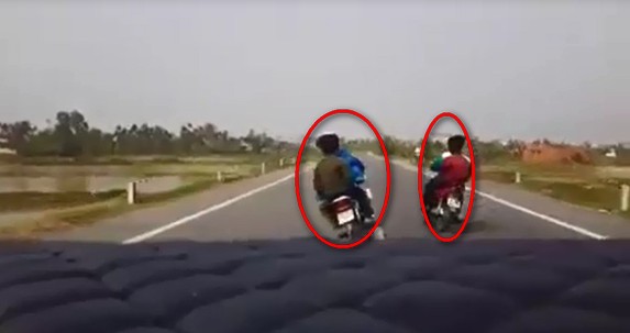 VIDEO: Thanh niên làng đánh võng lượn lờ thách thức ô tô