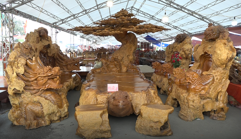 Cận cảnh bộ 'kỳ mộc' bằng gỗ nu đinh hơn 5 tỷ đồng ở Hà Nội