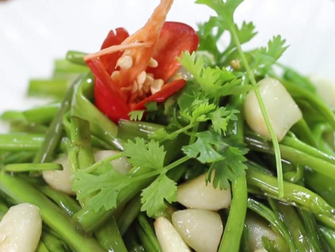 Vì sao người Sài Gòn ăn rau muống không có lá?
