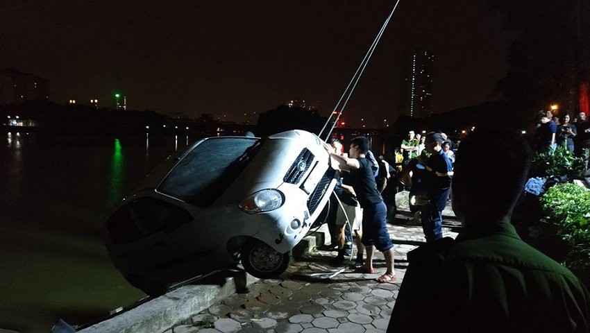 Video: Cảnh sát dùng xe thang trục vớt ô tô 4 chỗ lao xuống hồ Linh Đàm