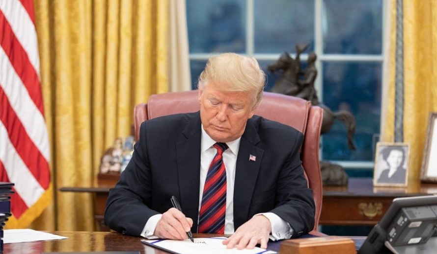 Tổng thống Mỹ Donald Trump vừa ký thông qua đạo luật mới. (Ảnh: NYT)
