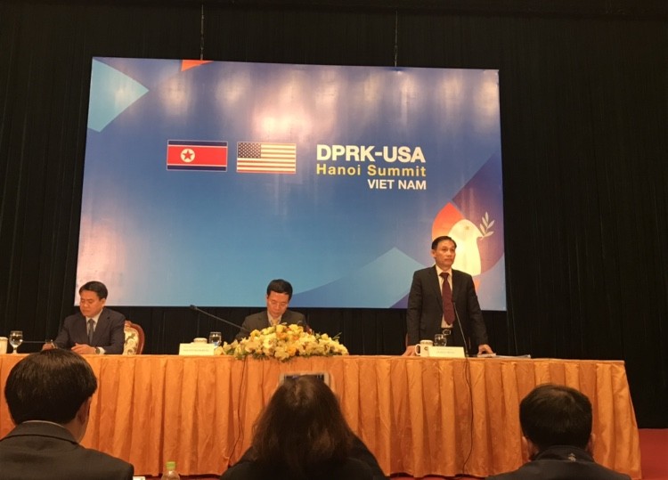 Các quan chức Bộ TTTT, Bộ Ngoại giao và UBND TP Hà Nội tại cuộc họp báo quốc tế sáng 25/2 về thượng đỉnh Mỹ - Triều. (Ảnh: Thu Loan)