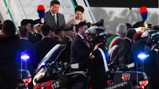 Chủ tịch Trung Quốc Tập Cận Bình và Phu Nhân khi đến Rome hôm 21/3. (Ảnh: CNN)