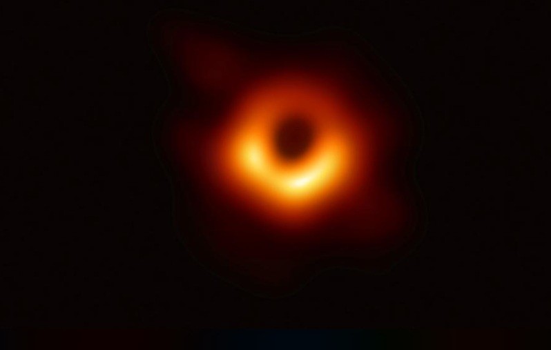 Bức ảnh hố đen mà các nhà khoa học vừa chụp được. (Ảnh: Reuters)