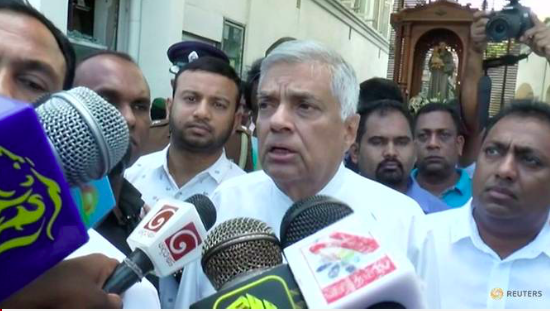 Thủ tướng Sri Lanka Ranil Wickremesinghe phát biểu với báo chí sau vụ tấn công. (Ảnh: Reuters)