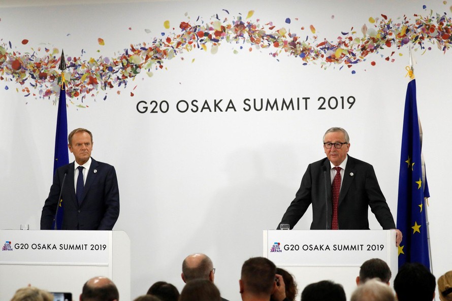 Chủ tịch Hội đồng Châu Âu Donald Tusk (trái) và Chủ tịch Ủy ban Châu Âu Jean-Claude Juncker tham dự một cuộc họp báo ở Osaka ngày 28/6. (Ảnh: Reuters)