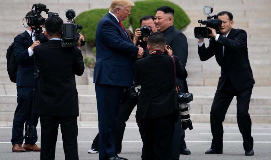 Tổng thống Mỹ Donald Trump và Chủ tịch Triều Tiên Kim Jong Un trong dịp gặp mặt tại DMZ hôm 30/6. (Ảnh: Reuters)