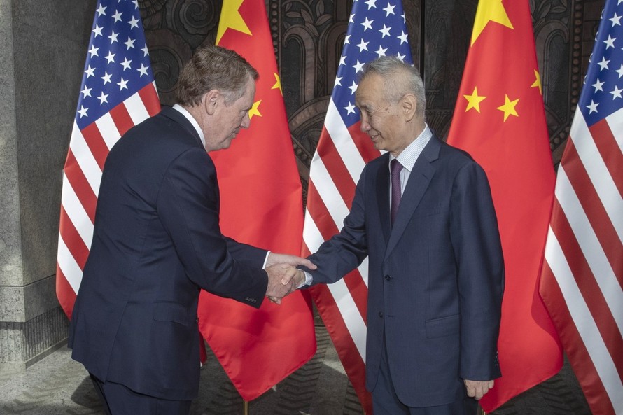 Đại diện Thương mại Mỹ Robert Lighthizer và Phó Thủ tướng Trung Quốc Lưu Hạc trước vòng đối thoại ở Thượng Hải. (Ảnh: EPA)