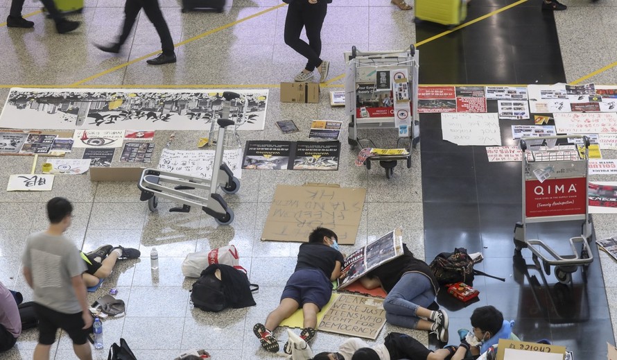 Một vài người biểu tình Hong Kong vẫn ở lại sân bay đến sáng nay. (Ảnh: SCMP)